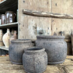 Stevige en robuuste grijze aardewerken pot met een stoere uitstraling. De grijze kleur geeft de pot een eigentijdse en veelzijdige uitstraling, waardoor hij perfect past bij verschillende interieurstijlen.