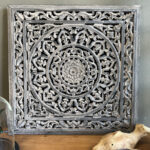 Handgemaakt grijs houten wandpaneel, ideaal als hoofdbord of wanddecoratie in bohemien stijl.