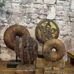 Unieke houten ornamenten op stalen voet, verkrijgbaar in verschillende uitvoeringen.