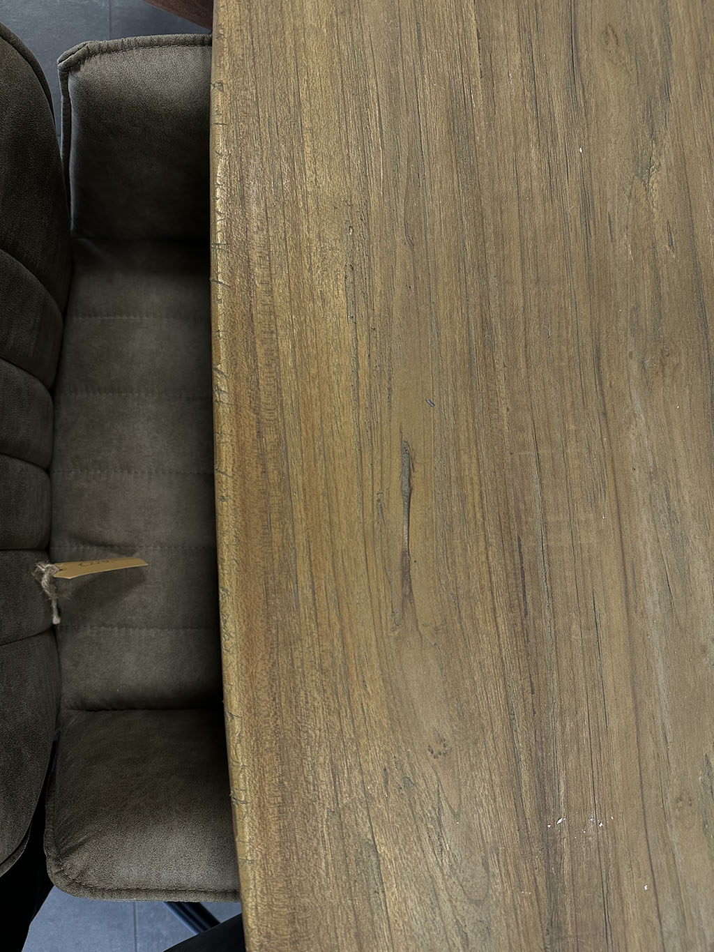 Unieke ovale Balok tafels van rond de 6 cm dik. De bladen zijn stoer doordat ze geborsteld zijn. Perfect om een avondje met al je vrienden aan te vertoeven!