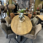 Unieke Balok tafel ovaal van rond de 6 cm dik. De bladen zijn stoer doordat ze geborsteld zijn. Perfect om een avondje met al je vrienden aan te vertoeven!