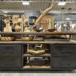 Dressoir Arthur is een stoer dressoir gemaakt van staal en robuust teakhout. Het dressoir bevat 4 lades van staal en een open ruimte tussen de lades en onder het blad. Dat geeft het dressoir een uniek en speels uiterlijk.