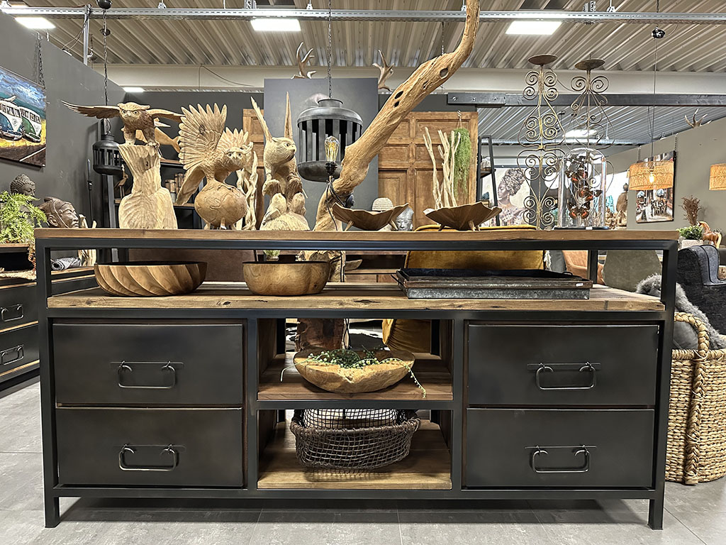 Dressoir Arthur is een stoer dressoir gemaakt van staal en robuust teakhout. Het dressoir bevat 4 lades van staal en een open ruimte tussen de lades en onder het blad. Dat geeft het dressoir een uniek en speels uiterlijk.