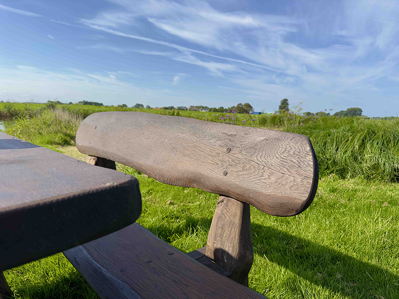 Eiken tuinset Athilla met 2 banken in bruine olie