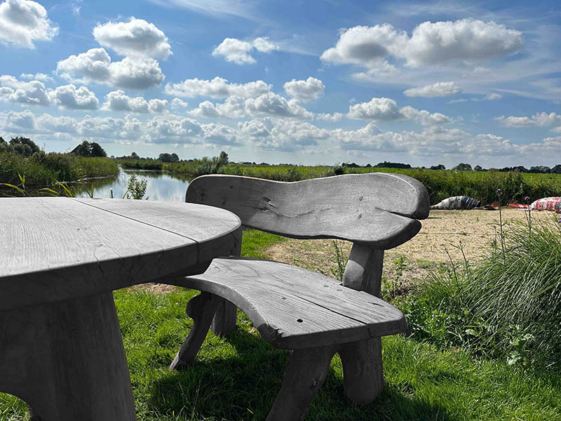 Rond eiken tuinset Athilla met 2 banken in grijze olie