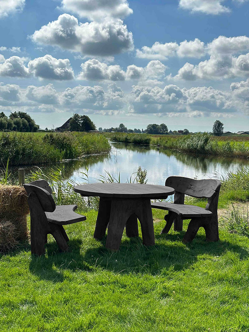 Rond eiken tuinset Athilla met 2 banken in zwarte olie