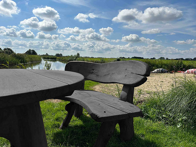 Rond eiken tuinset Athilla met 2 banken in zwarte olie