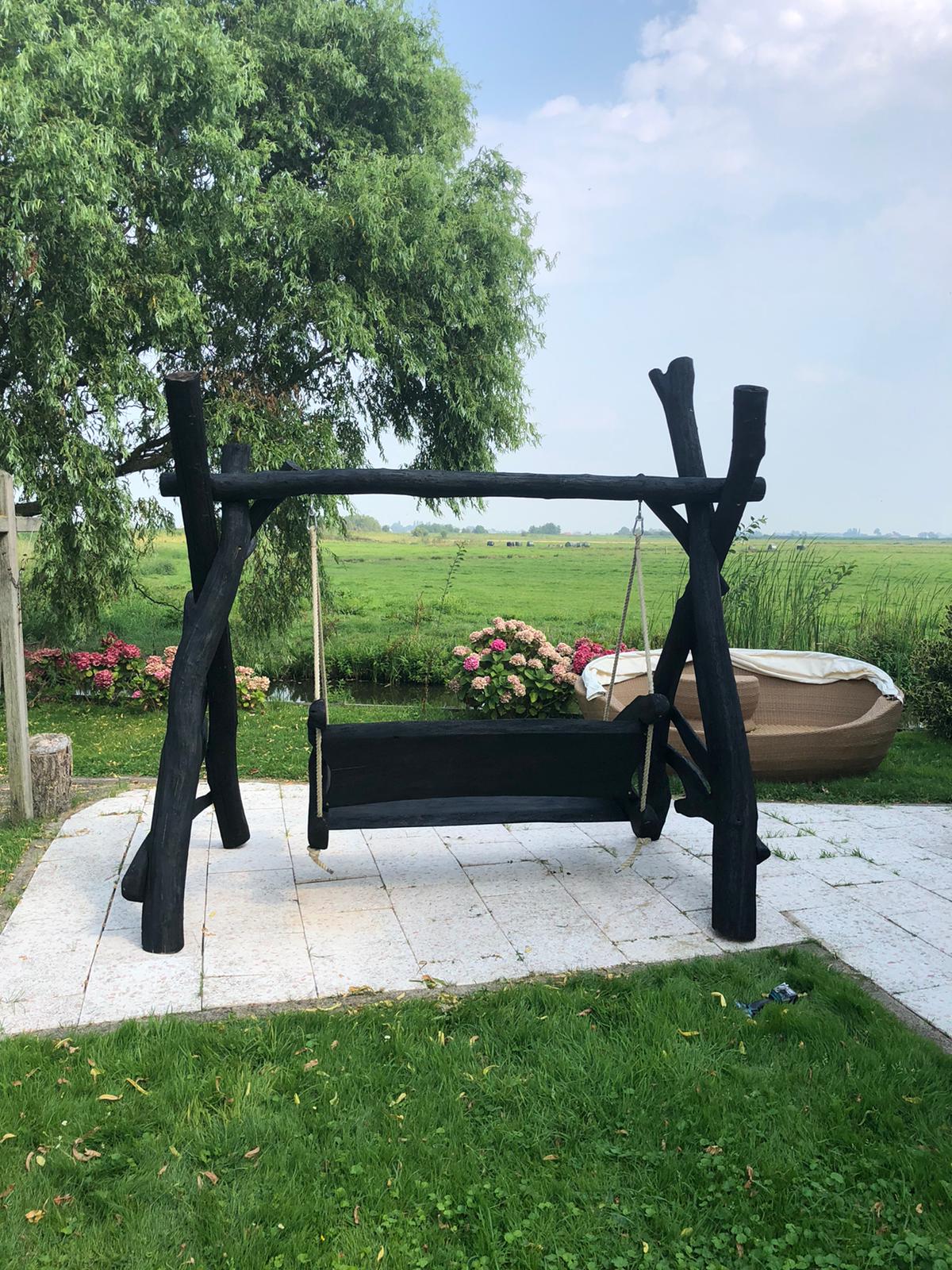 Zwarte houten schommelbank