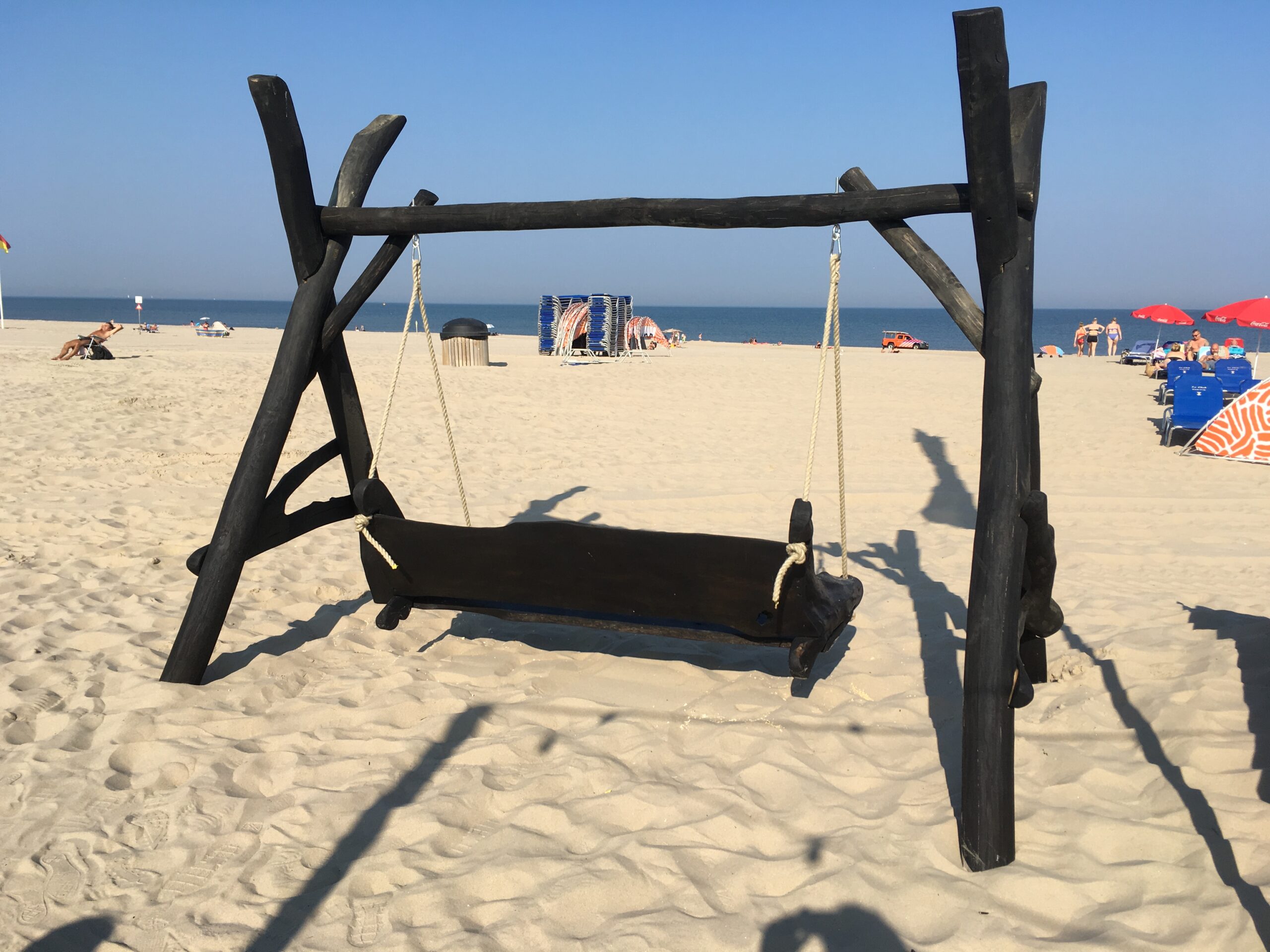 Zwarte houten schommelbank