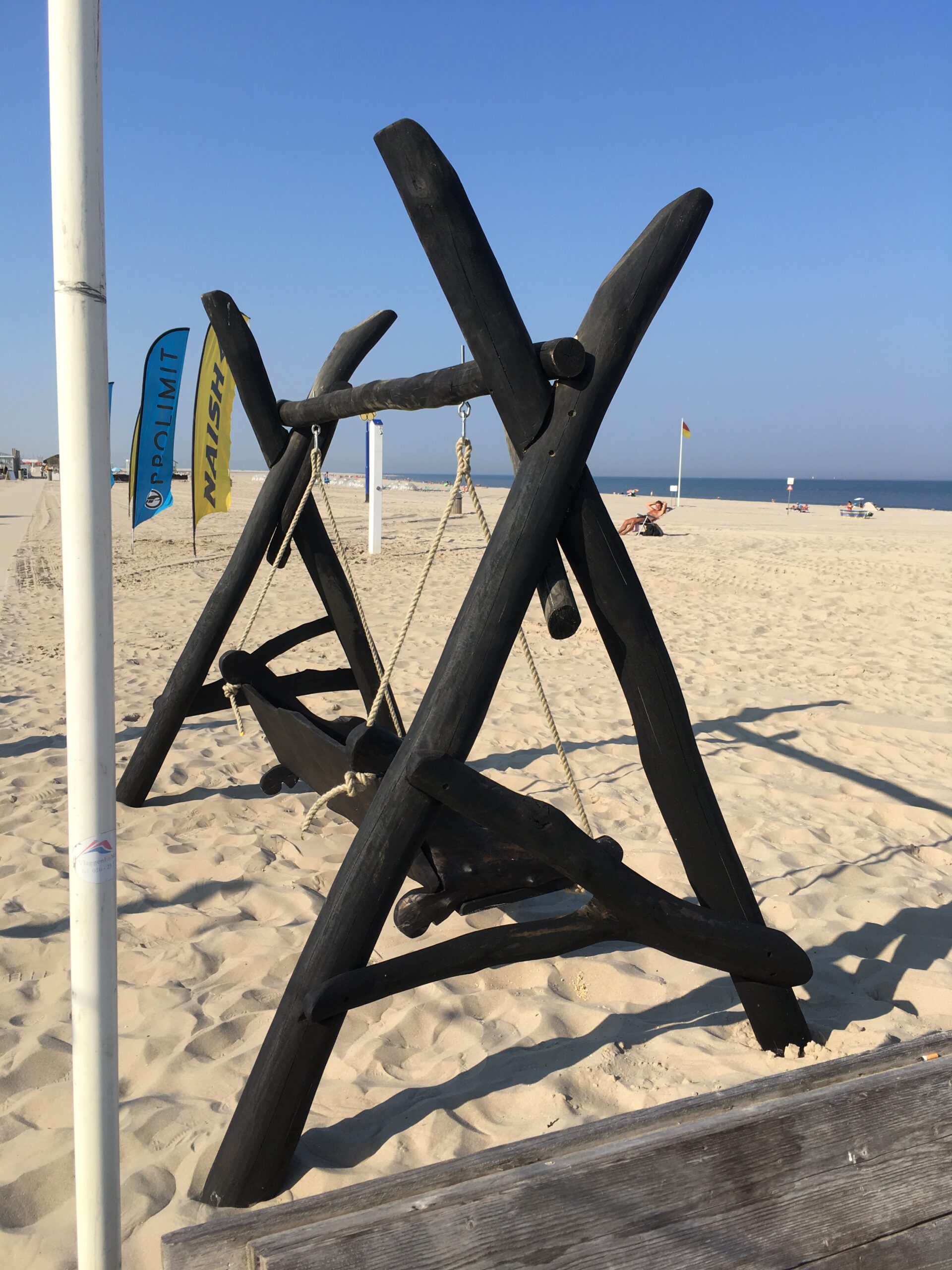 Deze houten zwarte schommel is gemaakt van eiken zitgedeelte en acacia palen. Doordat de vormen van de planken organisch zijn heeft elke schommel zijn unieke karakter. De schommel is in een zwarte beschermende olie gezet.