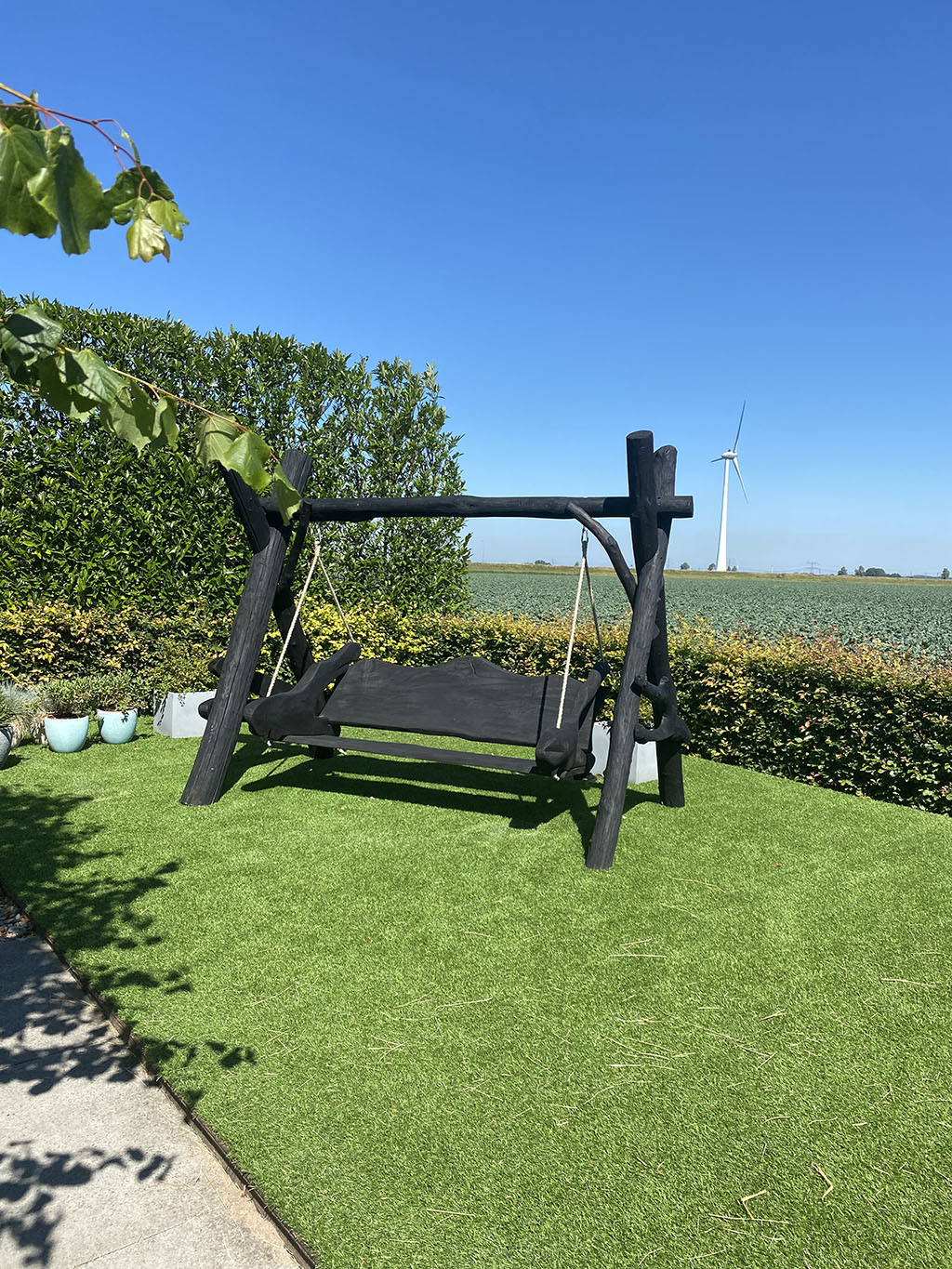 Zwarte houten schommelbank