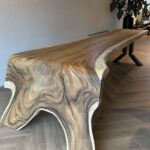 Suar special eettafel van massief hout.