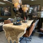 Suar special eettafel van massief hout.