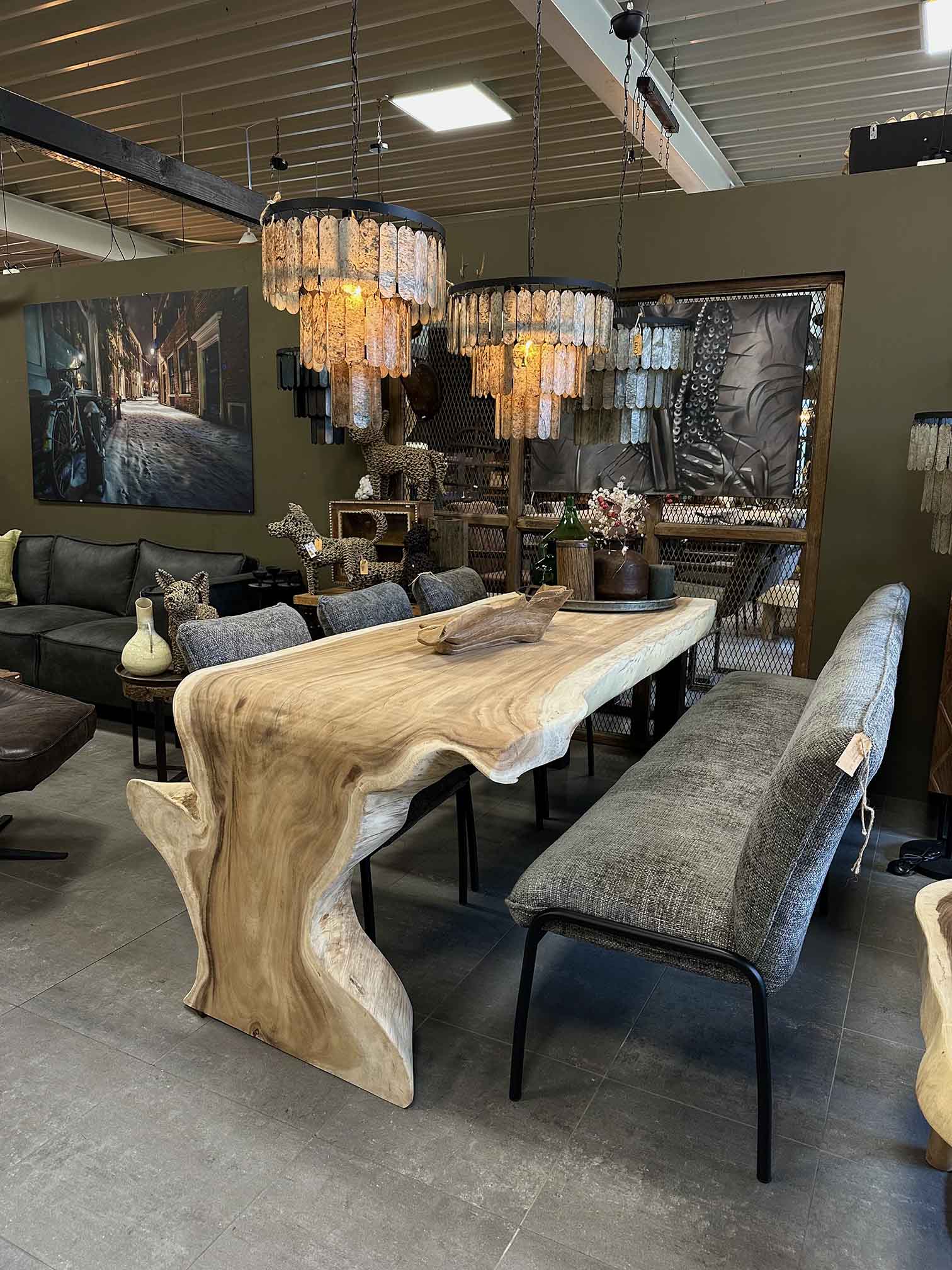 Suar special eettafel van massief hout.