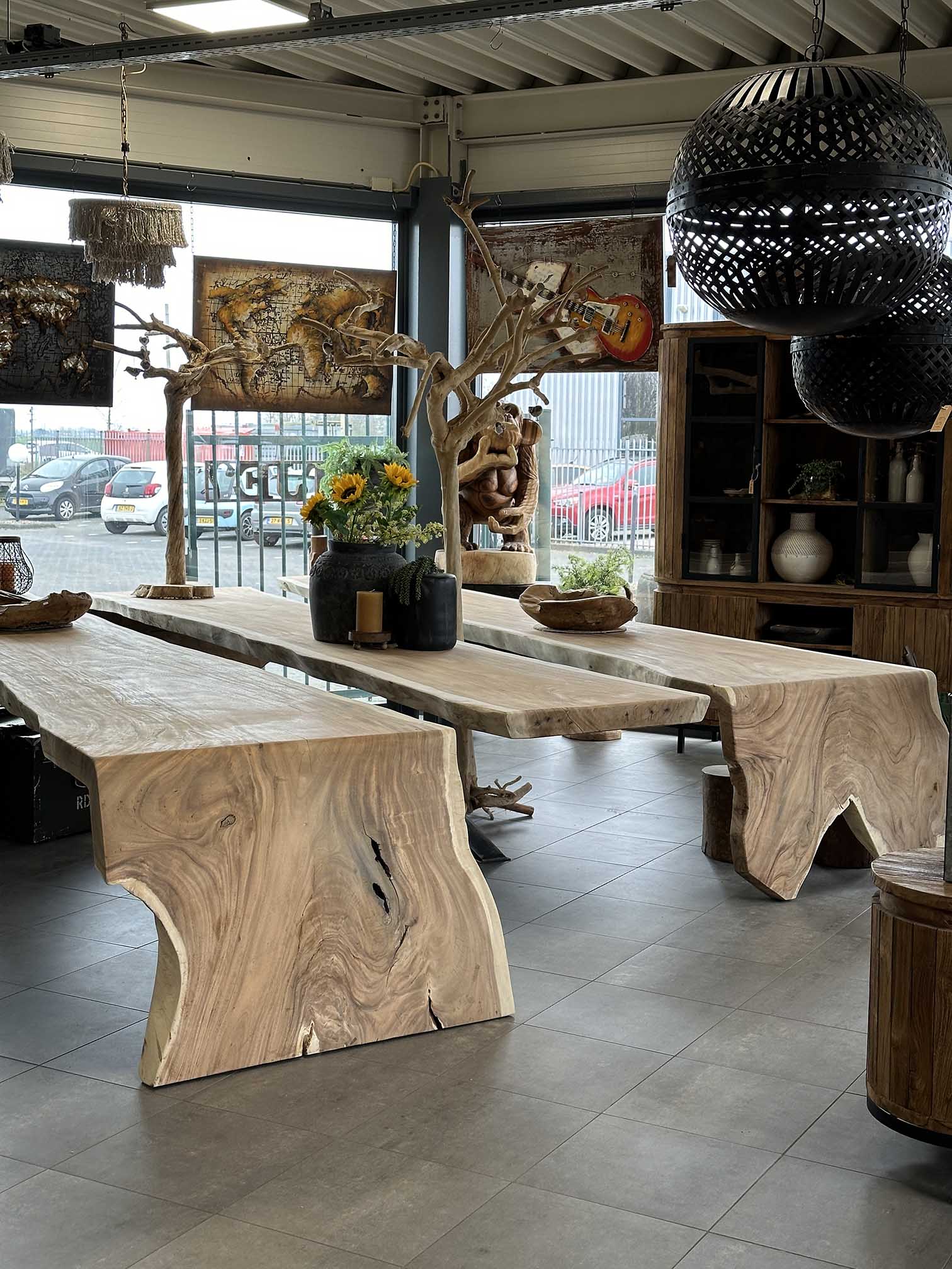 Suar special eettafel van massief hout.