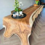 Suar special boomstam eettafel van massief hout.
