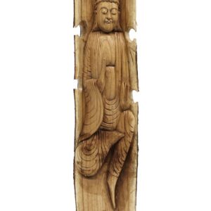 Handgemaakt houtsnijwerk van een boeddha geïntegreerd in een houten stam.
