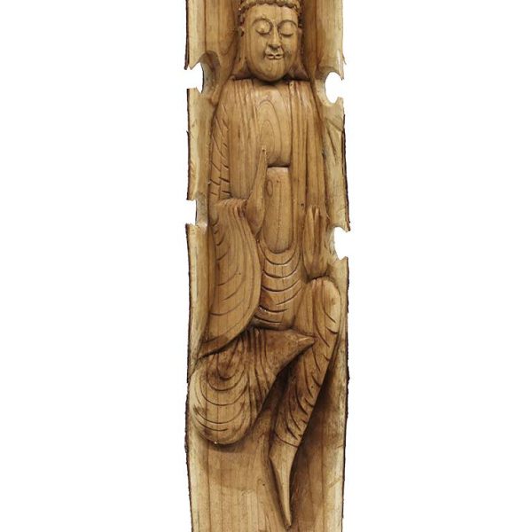 Handgemaakt houtsnijwerk van een boeddha geïntegreerd in een houten stam.