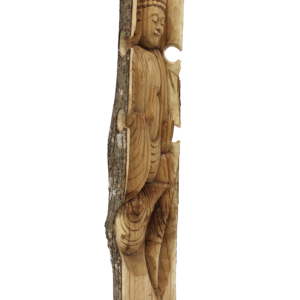 Handgemaakt houtsnijwerk van een boeddha geïntegreerd in een houten stam.