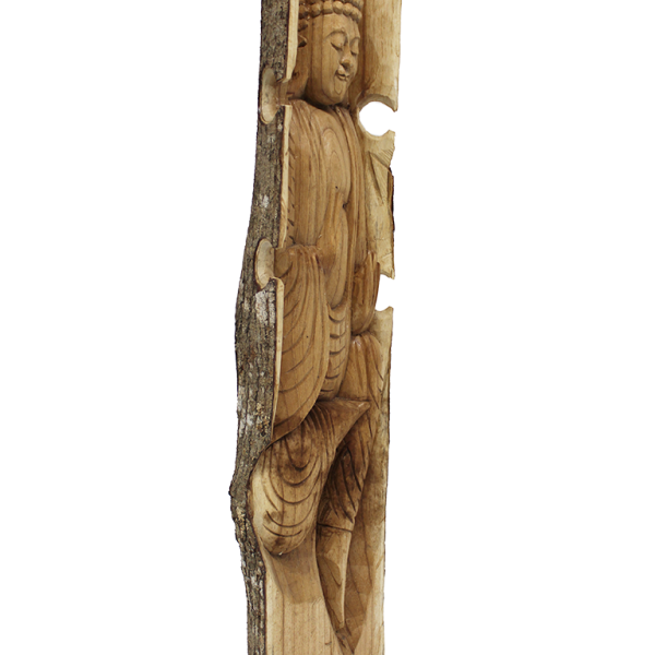 Handgemaakt houtsnijwerk van een boeddha geïntegreerd in een houten stam.