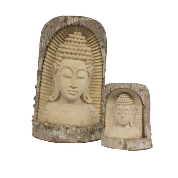 Handgemaakt houtsnijwerk van een boeddha geïntegreerd in een houten stam.