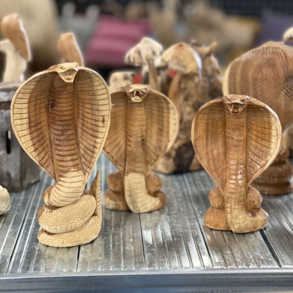 Houtsnijwerk cobra in twee verschillende maten.