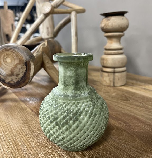 Matgroen bolvaasje met reliëf