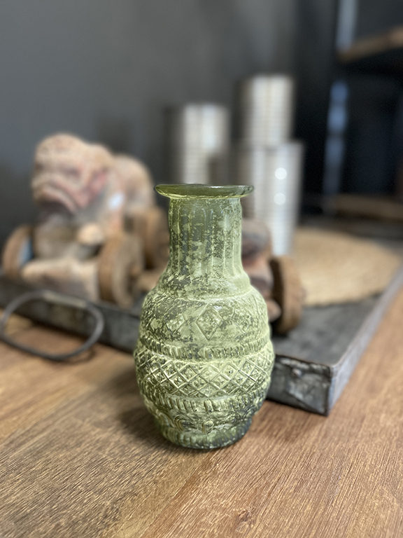 Matgroen deco vaasje met reliëf