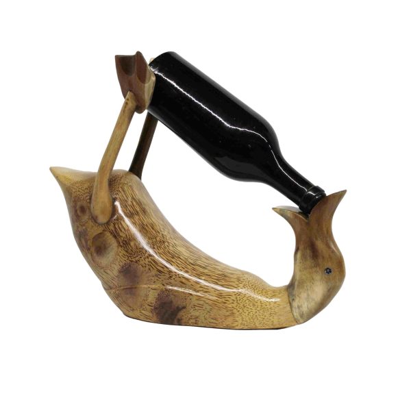 Handgesneden teakhouten Drinking Duck die trots een fles vasthoudt tegen een stijlvolle achtergrond.