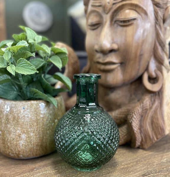 Groen bolvaasje met reliëf