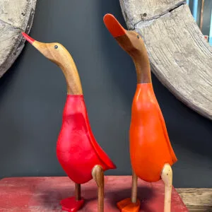 Houten eend in rood en oranje pakje is met de handgemaakt en beschilderd in een rood en oranje pakje