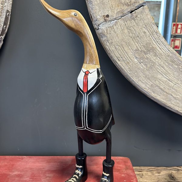 Houten eend in smoking is met de handgemaakt en beschilderd in een groen pakje