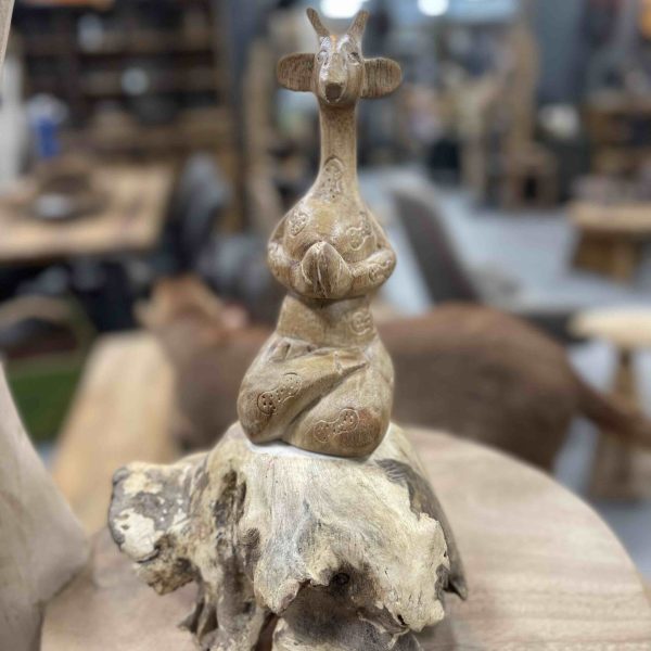 Houtsnijwerk meditatie giraf is met de handgesneden uit een stuk resthout.