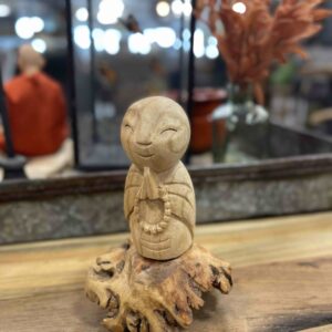 Houtsnijwerk meditatie mannetje is met de handgesneden uit een stuk resthout.