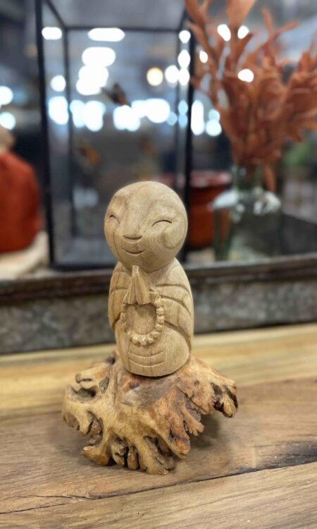 Houtsnijwerk meditatie mannetje is met de handgesneden uit een stuk resthout.