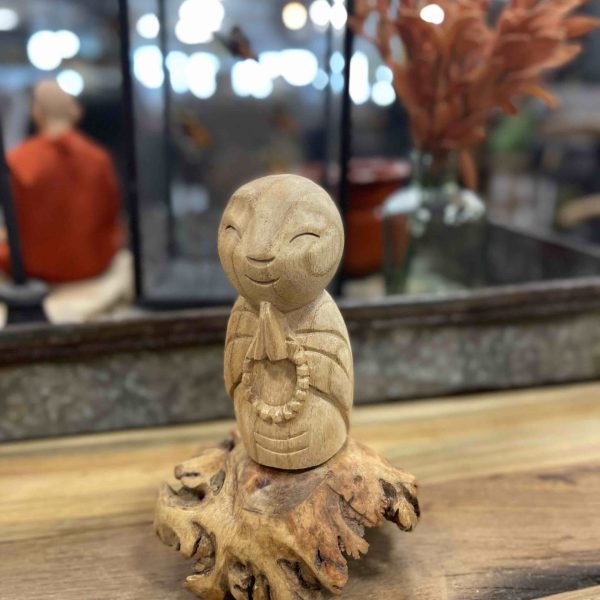 Houtsnijwerk meditatie mannetje is met de handgesneden uit een stuk resthout.