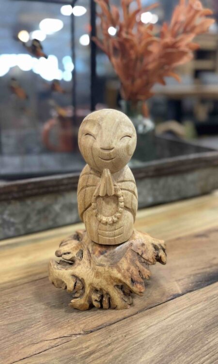 Houtsnijwerk meditatie mannetje is met de handgesneden uit een stuk resthout.