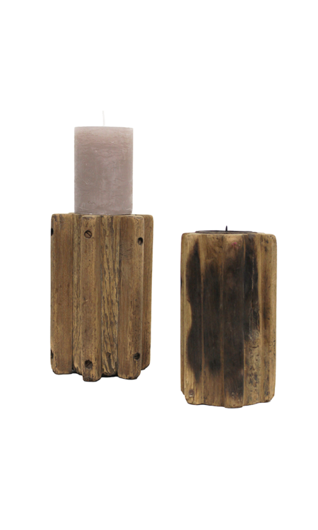 Licht houten kaarshouder is gemaakt van oude pilaren
