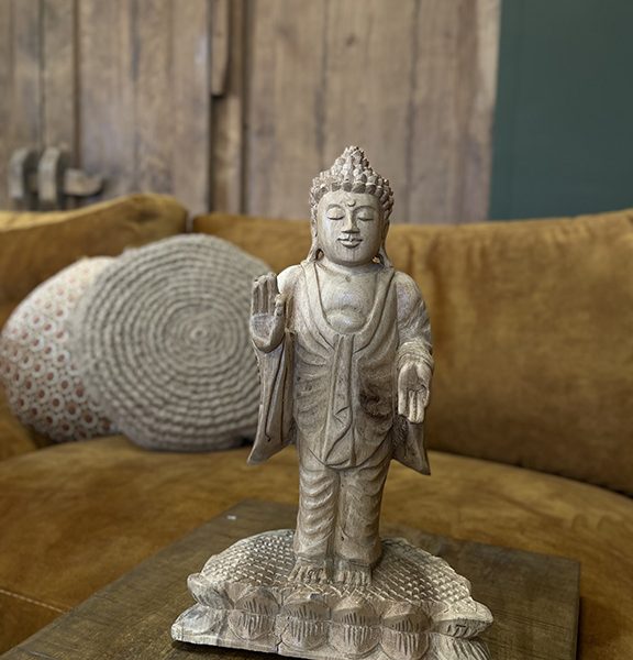 Houtsnijwerk boeddha is met heel veel zorg handgesneden uit een stuk suar hout.