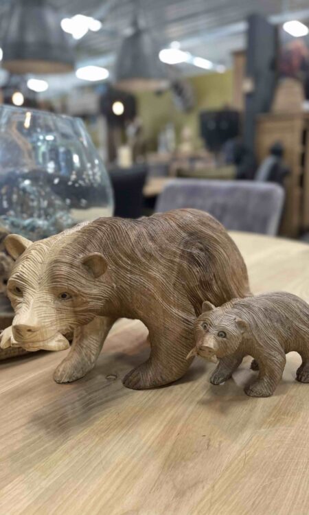 Houtsnijwerk beer is met de handgesneden uit een stuk suar hout.