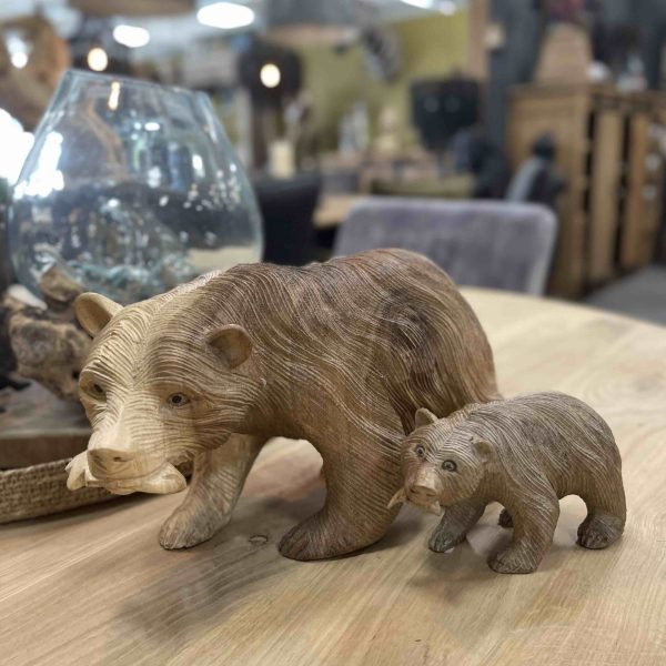 Houtsnijwerk beer is met de handgesneden uit een stuk suar hout.