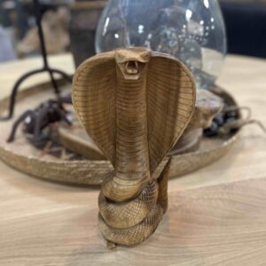 Houtsnijwerk cobra in twee verschillende maten.
