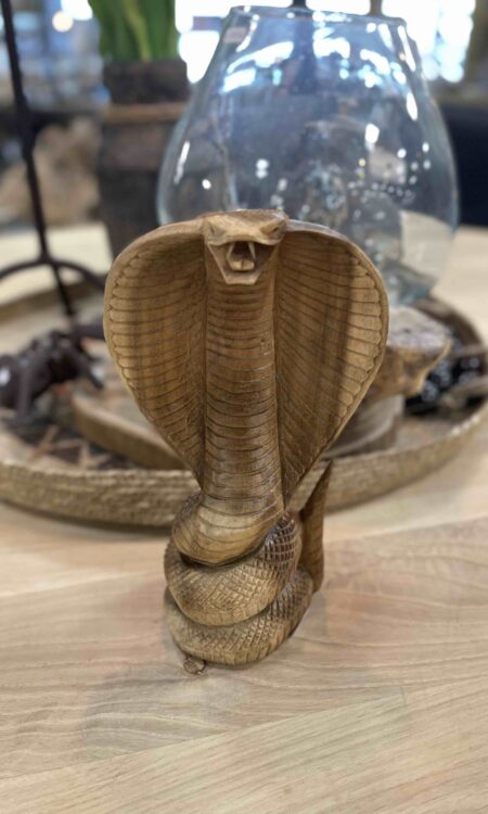 Houtsnijwerk cobra in twee verschillende maten.
