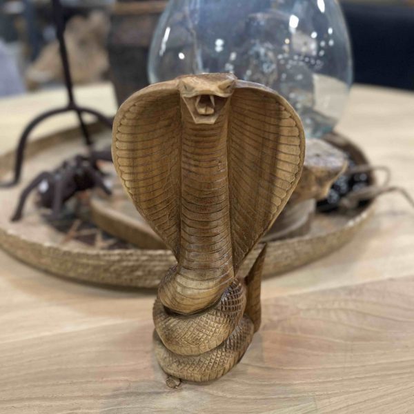 Houtsnijwerk cobra in twee verschillende maten.