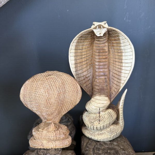 Houtsnijwerk cobra in twee verschillende maten.