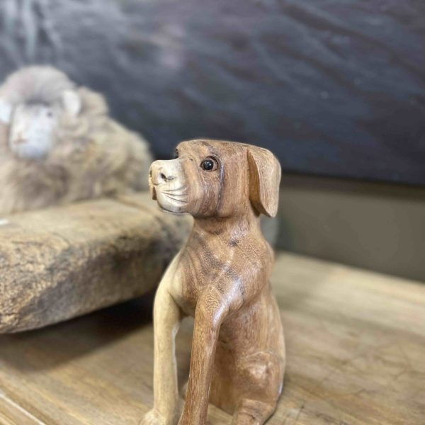 Houtsnijwerk hond is met heel veel zorg handgesneden uit een stuk suar hout.