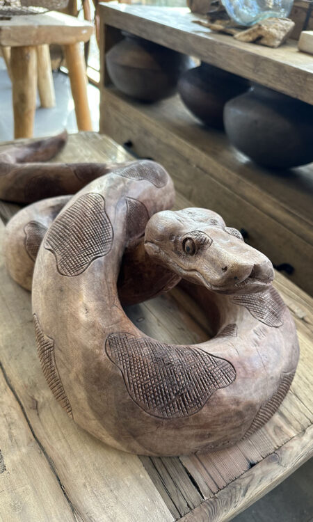 Houtsnijwerk python is met de handgesneden uit een stuk suar hout.