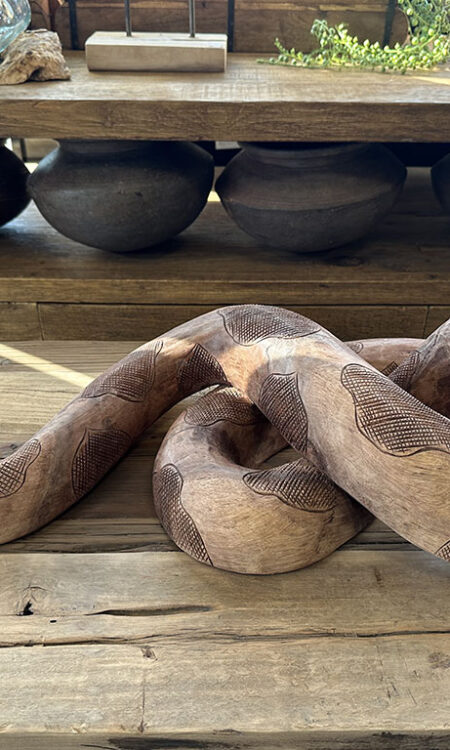 Houtsnijwerk python is met de handgesneden uit een stuk suar hout.