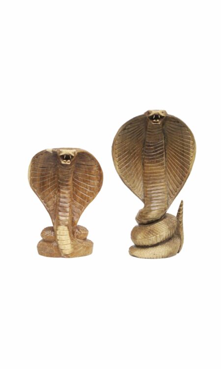 Houtsnijwerk cobra in twee verschillende maten.