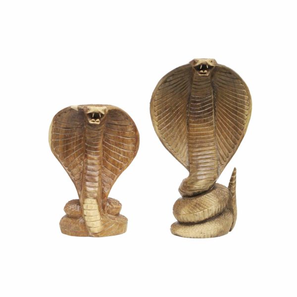 Houtsnijwerk cobra in twee verschillende maten.